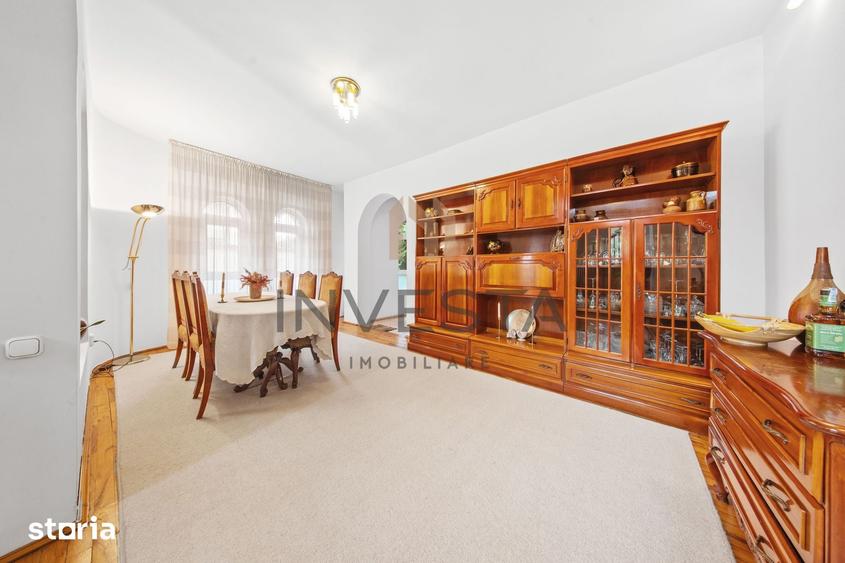 Casă cu 8 camere cu Teren 841 Mp în Zorilor