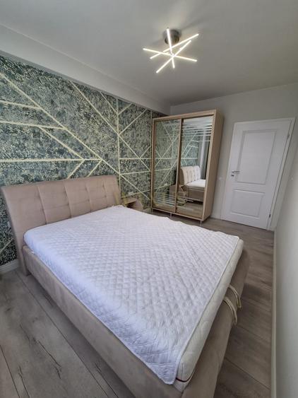 Apartament cu 4 camere semidecomandat în Florești