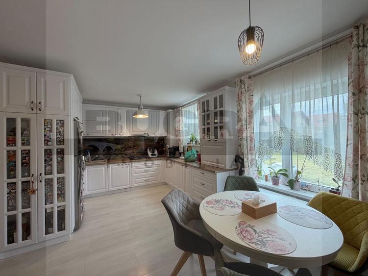 Apartament cu 3 camere decomandat în Europa