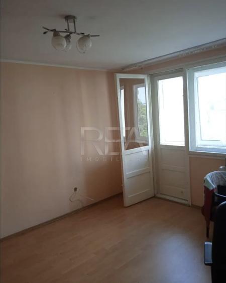 Apartament cu 3 camere semidecomandat în Drumul Taberei