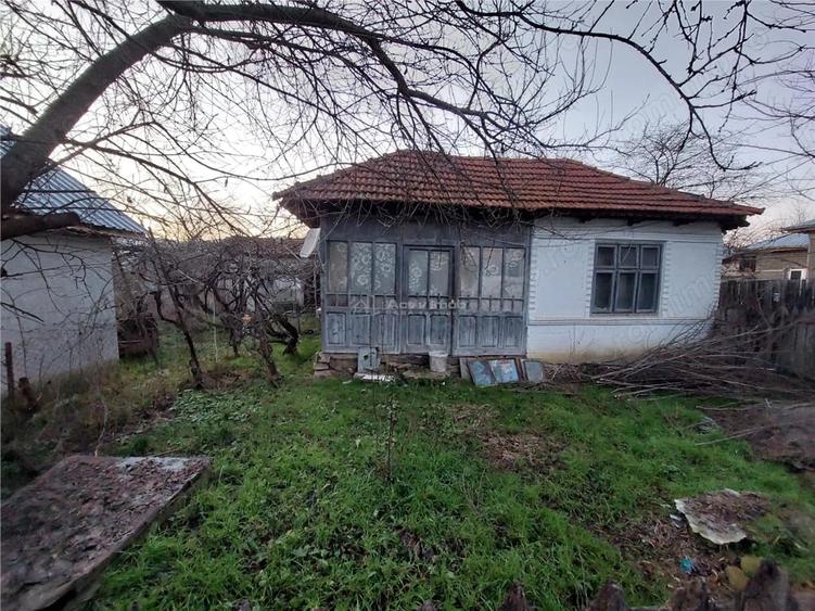 Teren de 1353 mp, în Beceni