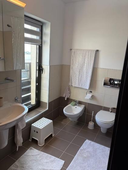 Apartament cu 3 camere decomandat, mobilat în Iancu Nicolae
