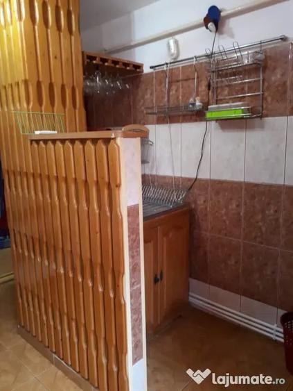Apartament cu 3 camere semidecomandat în Buzaului