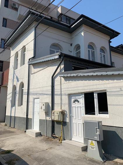 Casă individuală cu 9 camere cu Canalizare în Eminescu