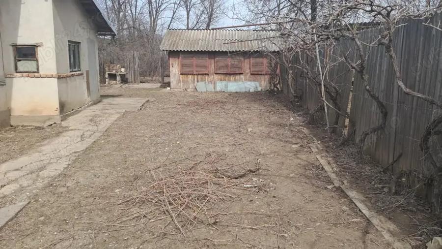 Casă cu 5 camere cu Teren 2636 Mp în Gherghița