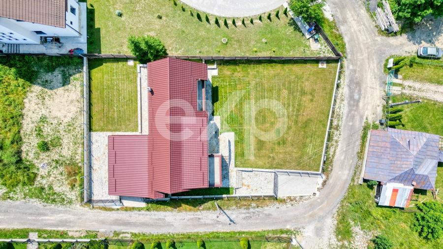 Casă individuală cu 8 camere cu Canalizare în Malul Ursului