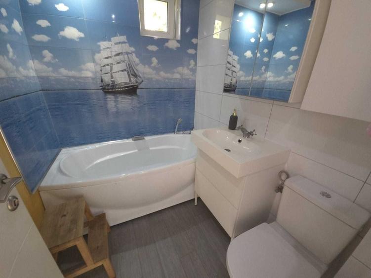 Apartament cu 3 camere semidecomandat, mobilat în Central