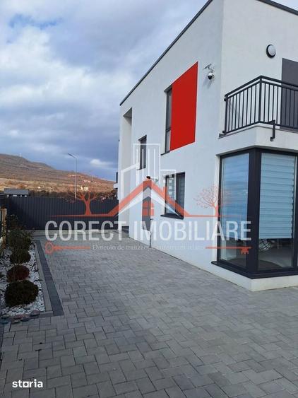 Casă cu 4 camere cu Teren 400 Mp în Central