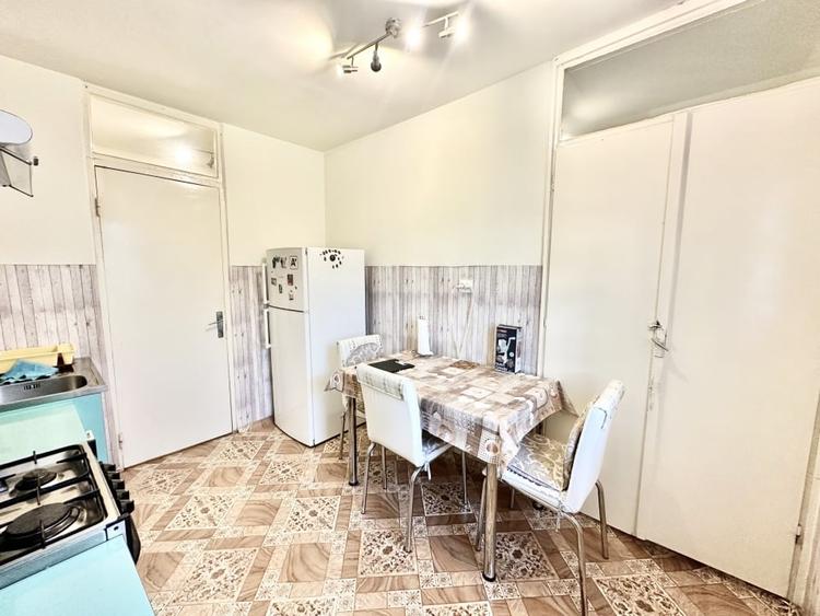 Apartament cu 3 camere semidecomandat, mobilat în Girocului
