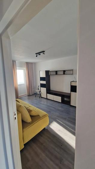 Apartament cu 3 camere decomandat în Girocului
