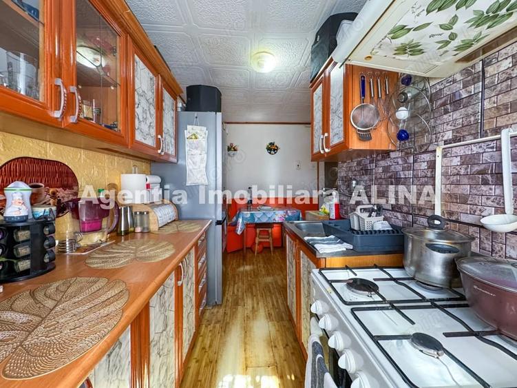 Apartament cu 3 camere semidecomandat în Gojdu