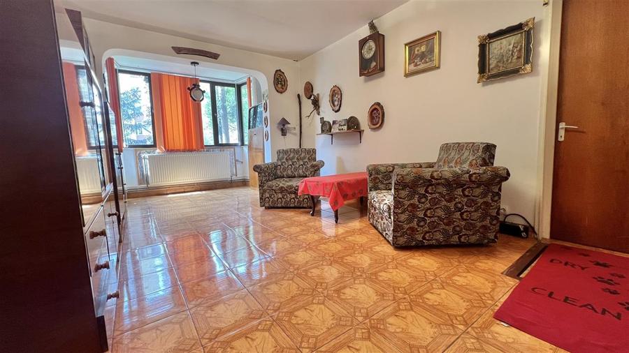 Apartament cu 3 camere semidecomandat în Astra