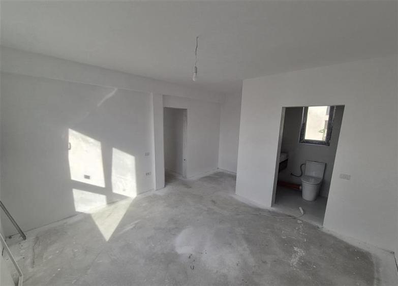 Duplex cu 4 camere cu Canalizare în Periferie