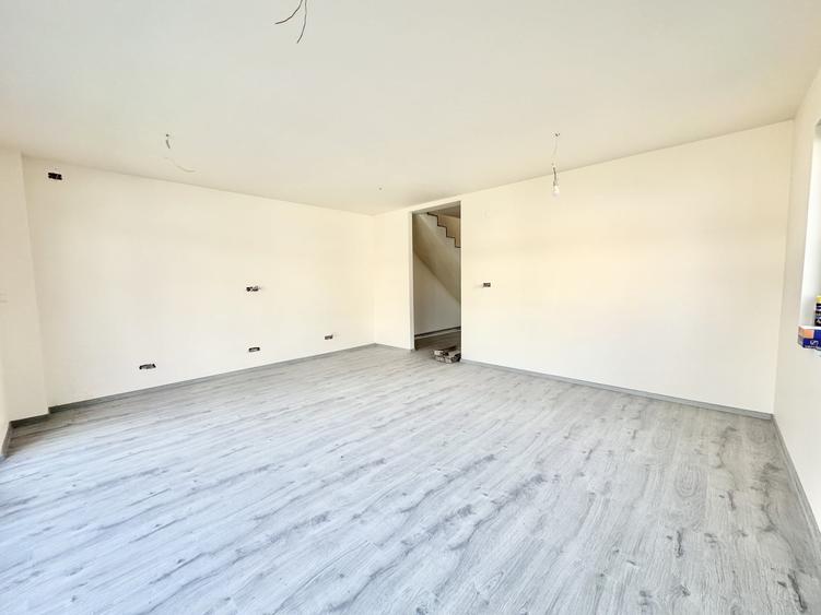 Duplex cu 4 camere cu Canalizare în Moșnița Nouă