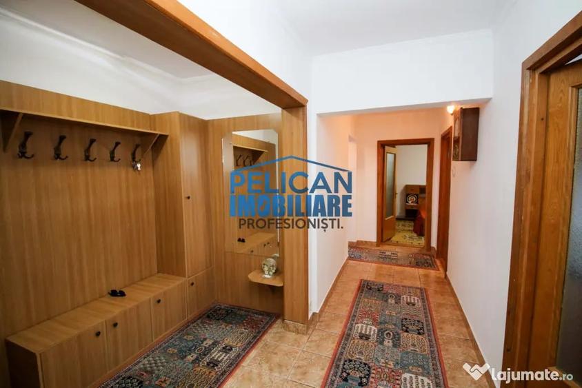 Apartament cu 3 camere decomandat în Pelican