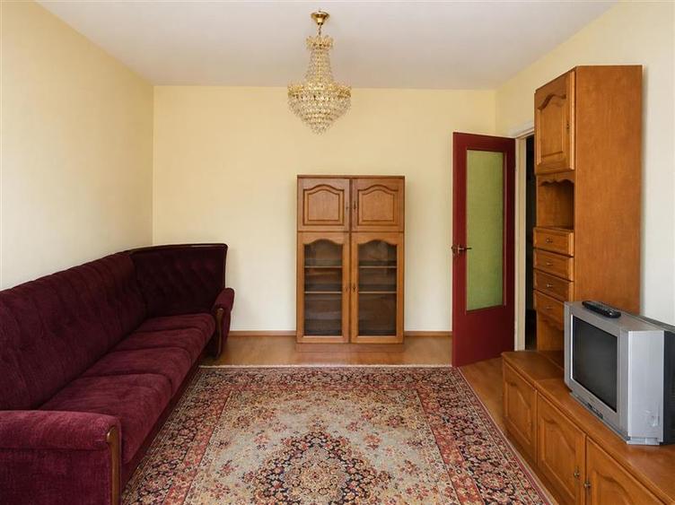 Apartament cu 3 camere decomandat în Calea București