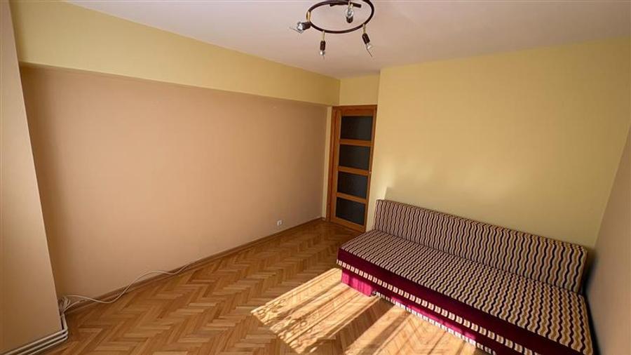 Apartament cu 3 camere decomandat, mobilat în Răcădău