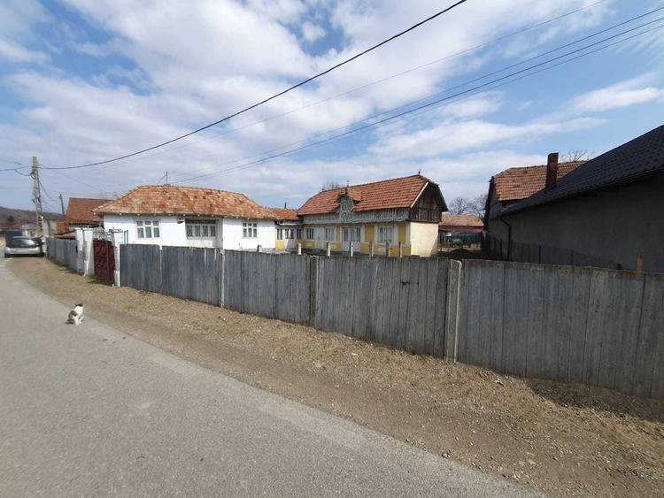 Casă cu 4 camere în Cașin