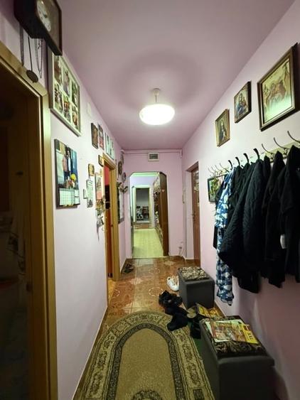Apartament cu 3 camere semidecomandat, mobilat în Lipovei