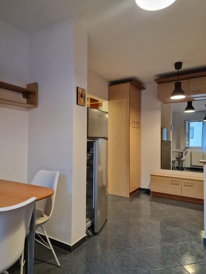 Apartament cu 3 camere semidecomandat în Titan