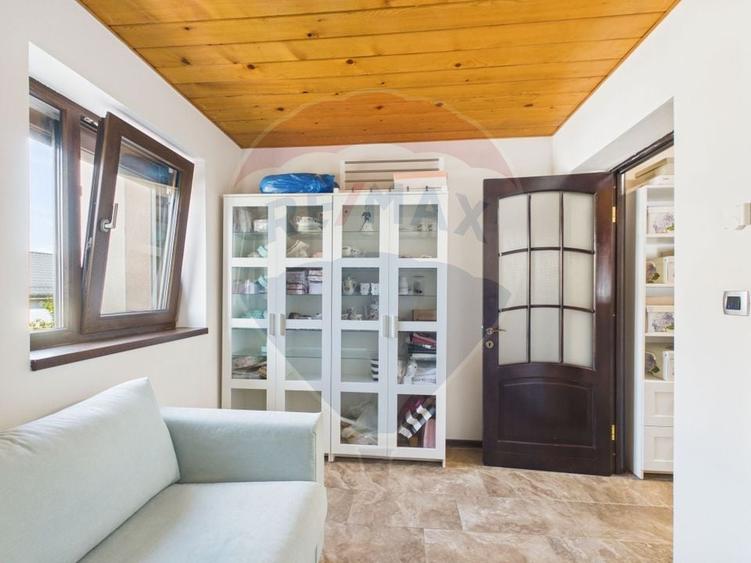 Casă individuală cu 6 camere cu Teren 881 Mp în Central