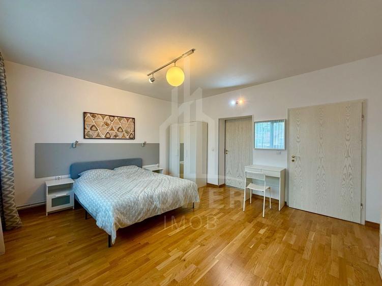 Casă individuală cu 8 camere cu Canalizare în Central