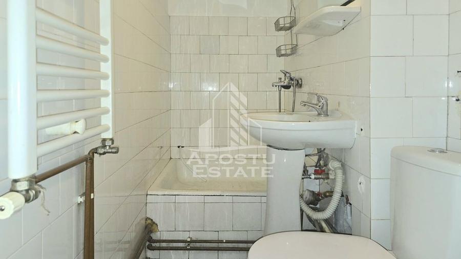 Apartament cu 4 camere semidecomandat în Aradului