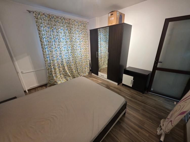 Apartament cu 3 camere semidecomandat în Berceni