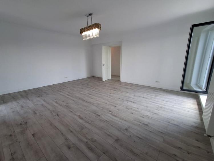 Apartament cu 3 camere decomandat în Bucur Obor