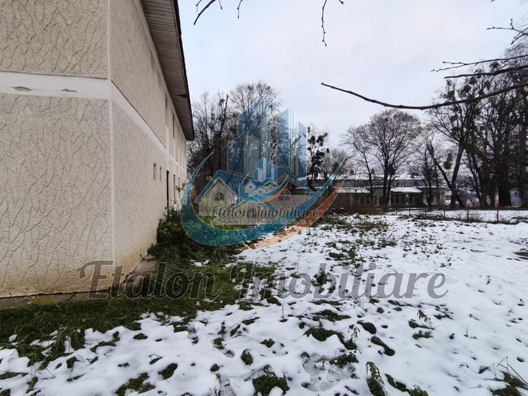 Spațiu comercial, de 400 mp, în Periferie