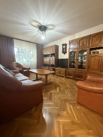 Apartament cu 3 camere decomandat, mobilat în Aradului