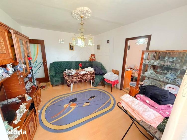Apartament cu 3 camere semidecomandat în Craiovița Nouă