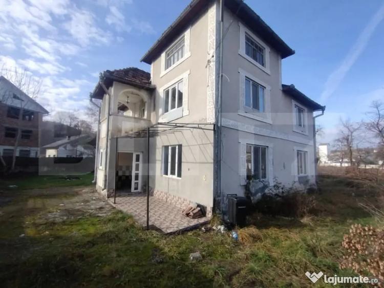 Casă cu 5 camere cu Teren 1000 Mp în Central