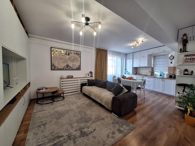 Apartament cu 3 camere semidecomandat, mobilat în Florești