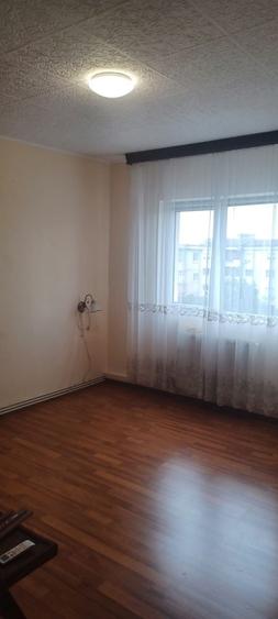 Apartament cu 3 camere decomandat în 1 Decembrie