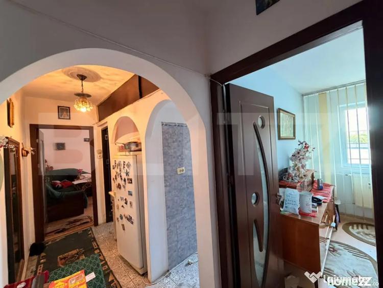 Apartament cu 3 camere semidecomandat în Cornitoiu