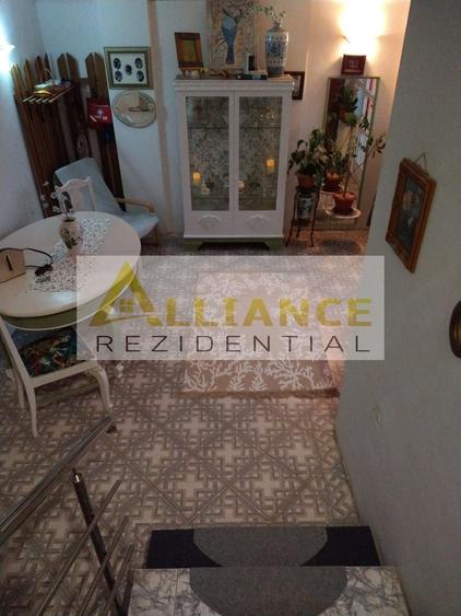Casă individuală cu 6 camere cu Canalizare în Central