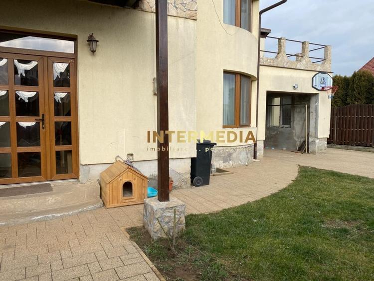 Casă individuală cu 5 camere cu Canalizare în Cetate