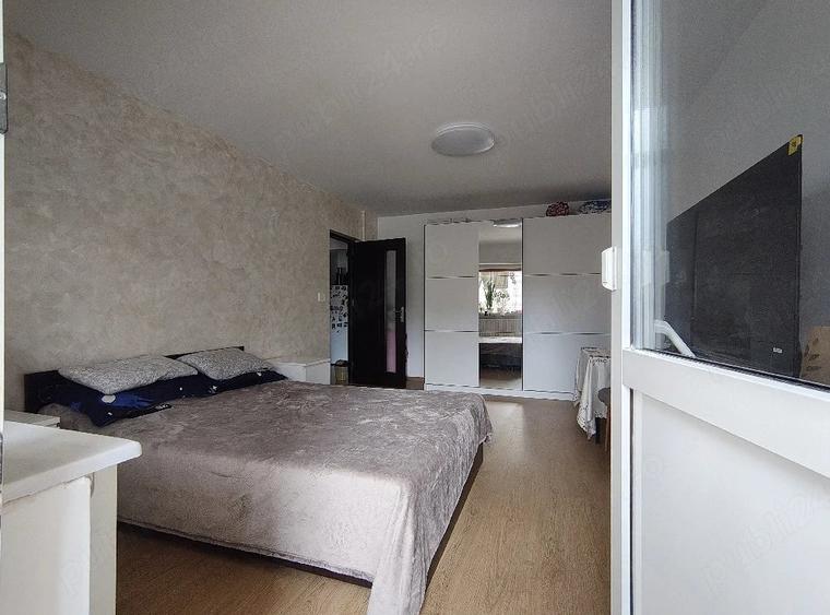 Apartament cu 3 camere decomandat în Poarta 6