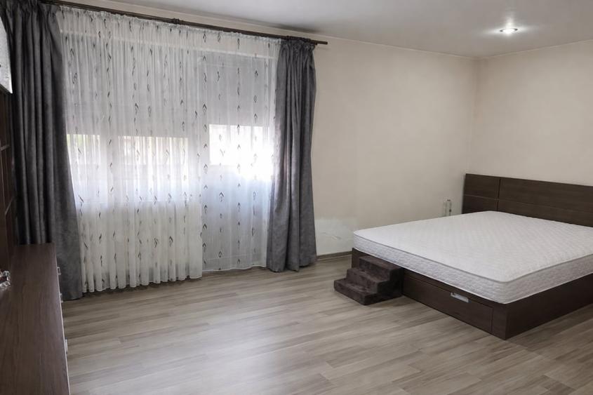 Casă individuală cu 6 camere cu Canalizare în Central