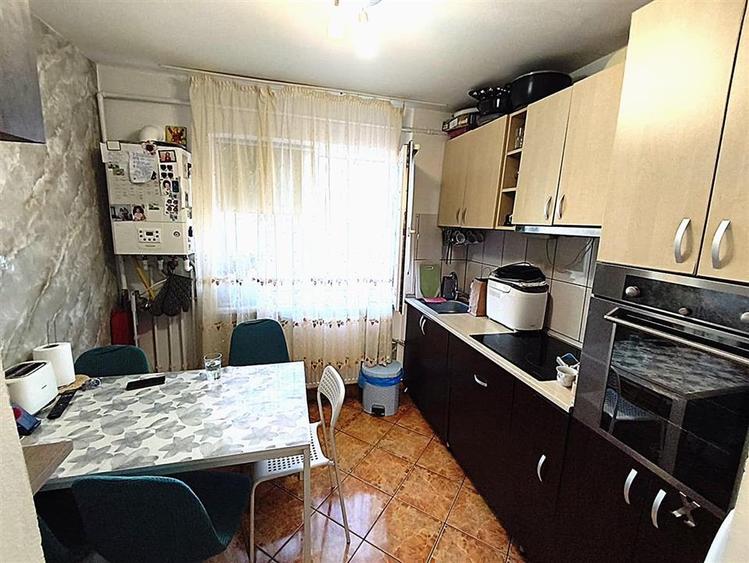 Apartament cu 3 camere semidecomandat, mobilat în Micro 3