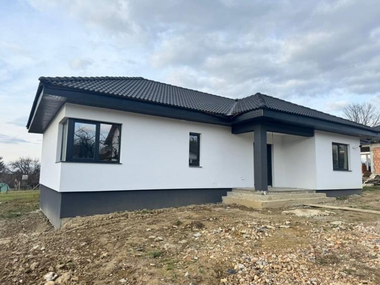 Casă cu 4 camere cu Teren 694 Mp în Satu Nou de Jos