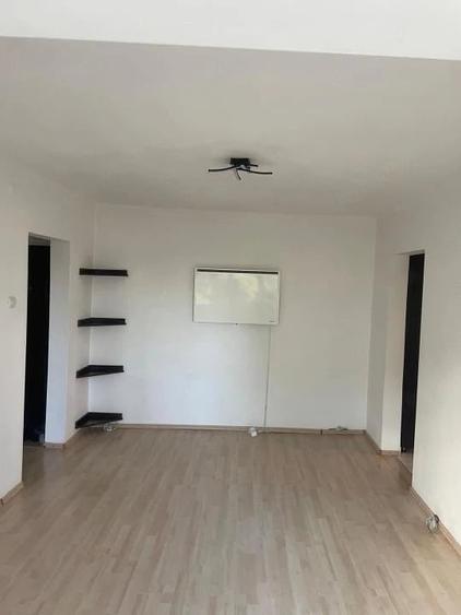Apartament cu 3 camere semidecomandat în Găvana