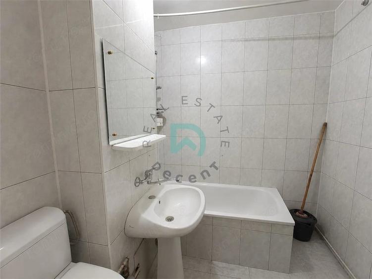 Apartament cu 3 camere decomandat în Calea București
