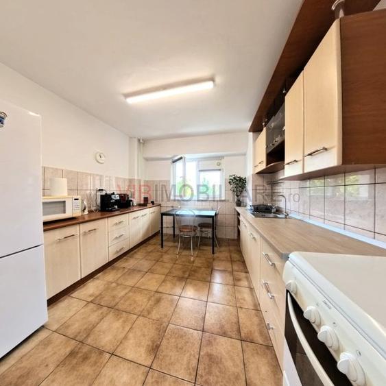 Apartament cu 4 camere decomandat în Universitate