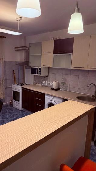 Vand 2 camere metrou Gorjului, Militari