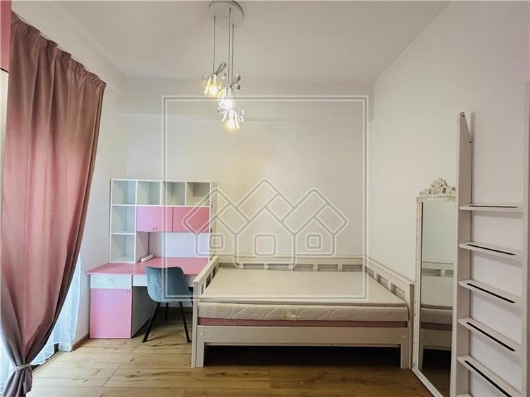 Apartament cu 4 camere nedecomandat în Exterior Sud