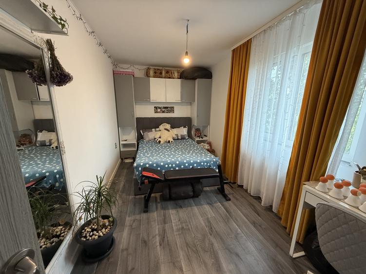 Apartament cu 3 camere semidecomandat, mobilat în P-ța Doina