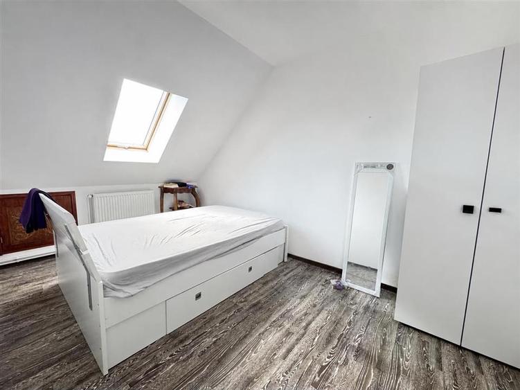 Apartament cu 3 camere semidecomandat, mobilat în Central