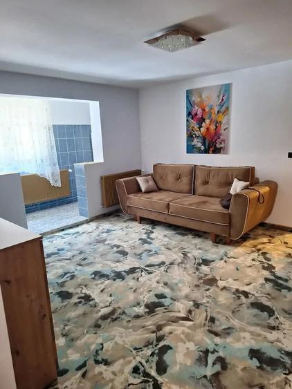 Apartament cu 3 camere semidecomandat în Central